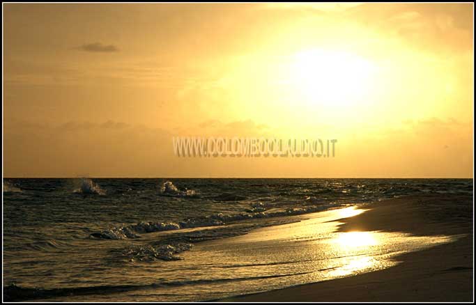 Il Paradiso delle Maldive sunset at the beach